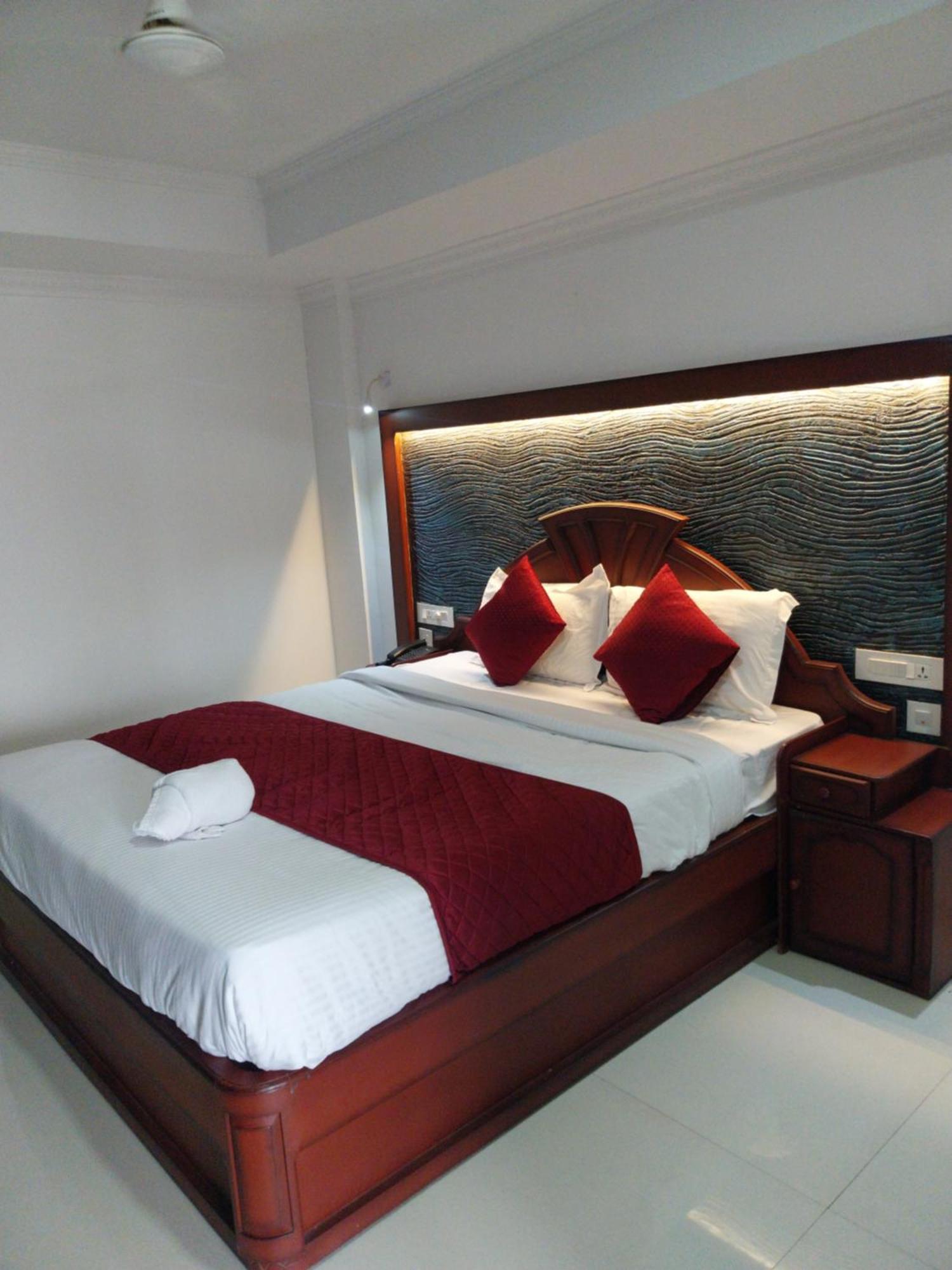 Hotel Savera Park Thrissur エクステリア 写真