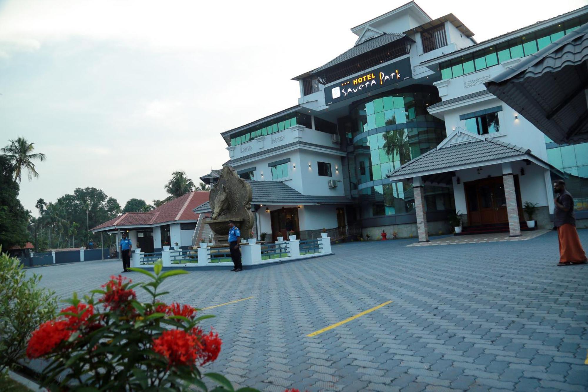 Hotel Savera Park Thrissur エクステリア 写真