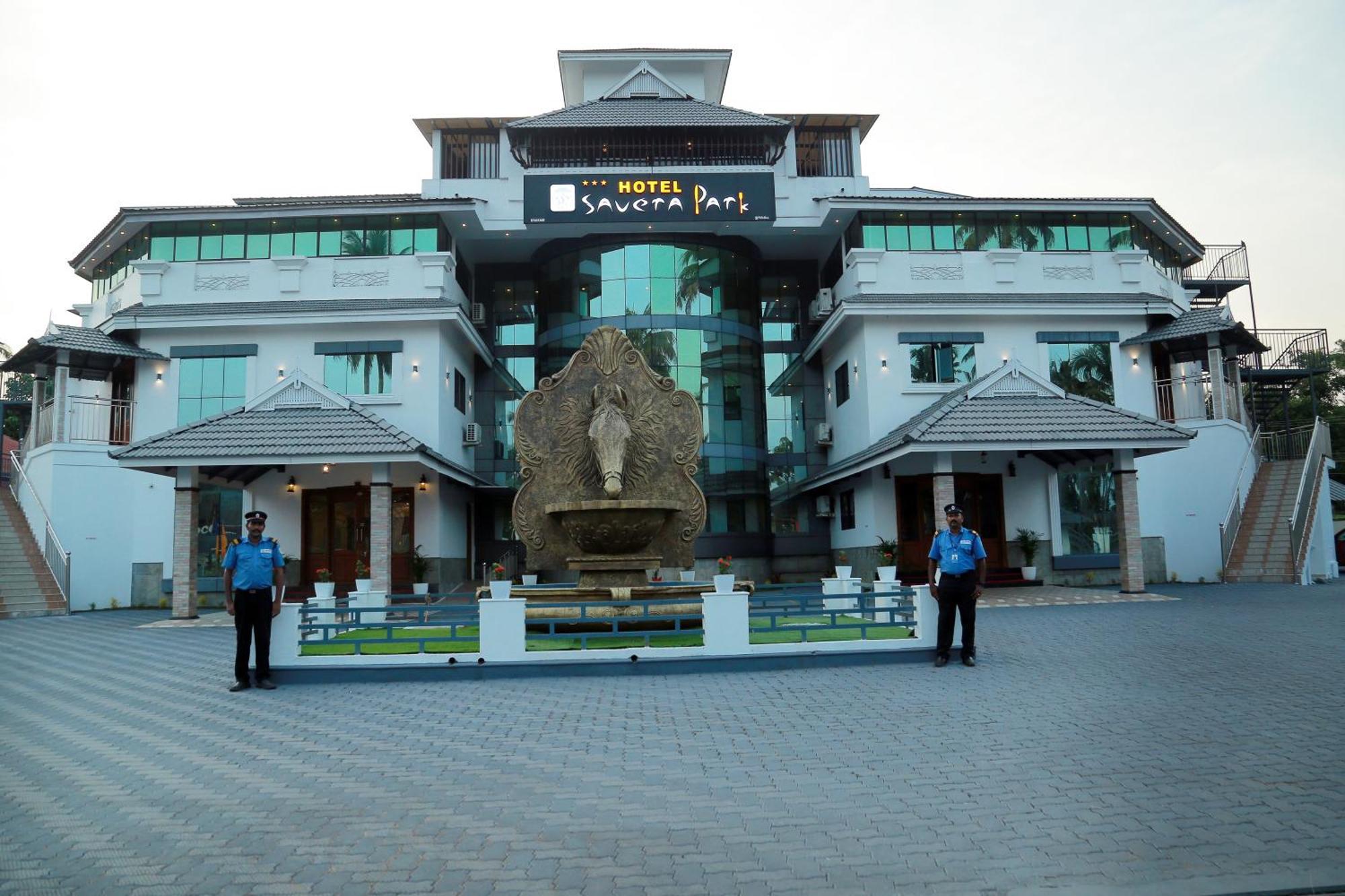 Hotel Savera Park Thrissur エクステリア 写真